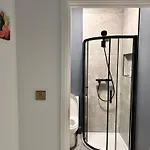 Large Double With A Private Bathroom In A Quiet Neighbourhood Privatunterkunft