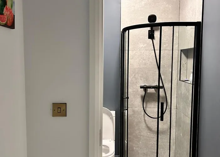 Large Double With A Private Bathroom In A Quiet Neighbourhood Проживание в семье