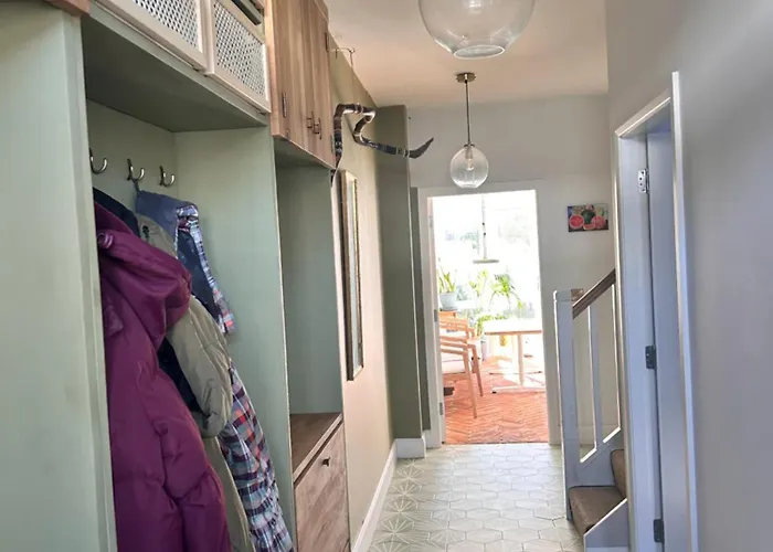 Large Double With A Private Bathroom In A Quiet Neighbourhood Homestay *